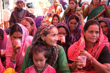 Janki Devi och Shoshila dricker chai och lyssnar bland publiken