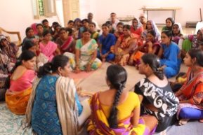 På bilden ser du Anita från Svalornas India Office och Krishna från DDS, i samtal med de kvinnliga bönderna i byn. Fotograf: Louis Eberstål